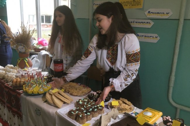 На шкільному ярмарку у Луцьку зібрали понад 70 тисяч гривень на авто для ЗСУ. ФОТО. ВІДЕО