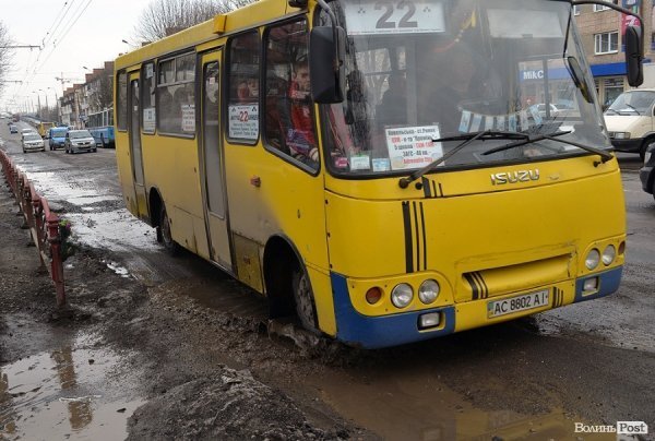 У Луцьку дороги поки не ремонтують, а тільки засипають ями щебенем. ФОТО