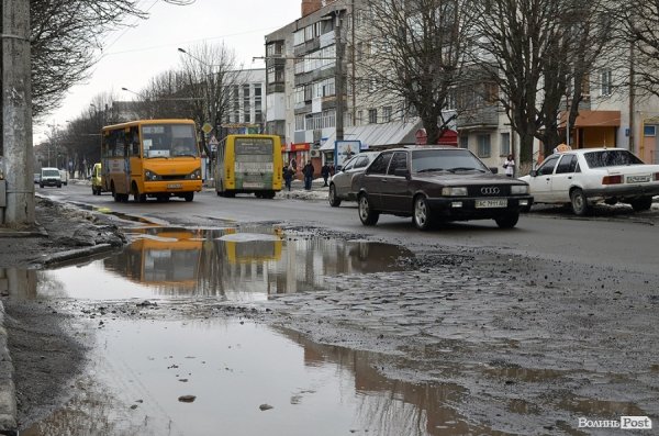 У Луцьку дороги поки не ремонтують, а тільки засипають ями щебенем. ФОТО