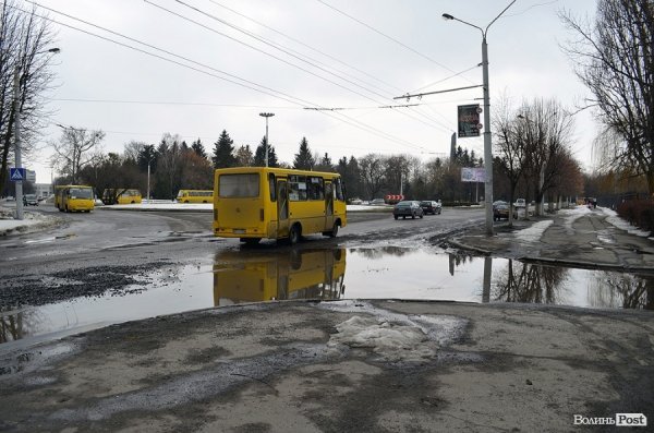 У Луцьку дороги поки не ремонтують, а тільки засипають ями щебенем. ФОТО