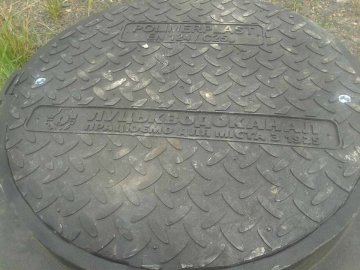 У Луцьку маркуватимуть люки, щоб запобігти крадіжкам. ФОТО