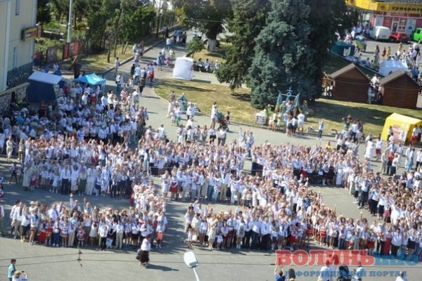 Лучани у вишиванках виклали число 930. ФОТО