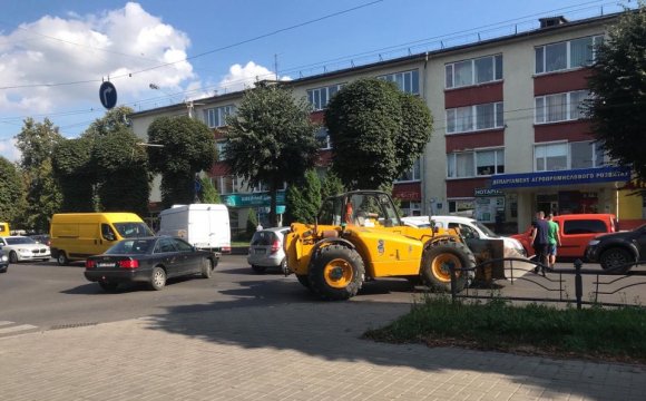 У Луцьку трактор врізався у легковик. ФОТО