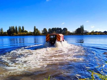 У волинській річці рятувальники вчилися водити снігоболотохід. ФОТО