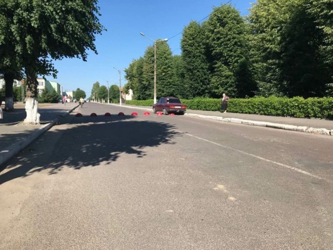 На Волині обмежувачі руху «зупинили» автівку священика. ФОТО