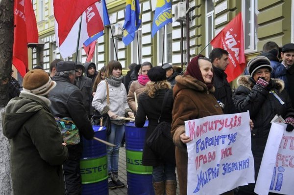 «Сидячий» пікет під прокуратурою Волині. ФОТО