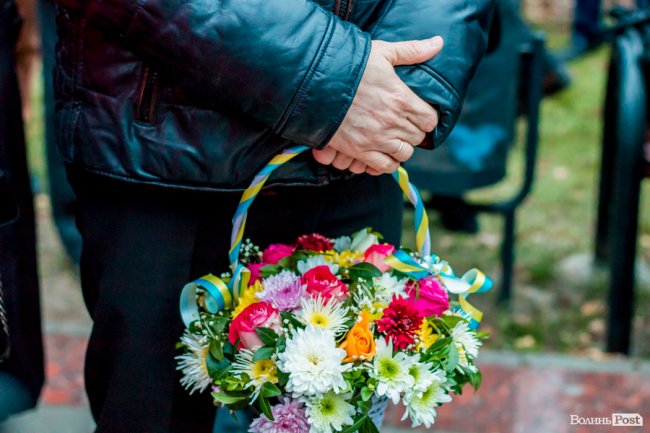 Квіти, сльози і свічки: у День Гідності та Свободи лучани вшанували пам'ять полеглих