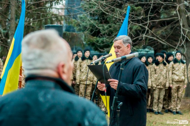 Квіти, сльози і свічки: у День Гідності та Свободи лучани вшанували пам'ять полеглих