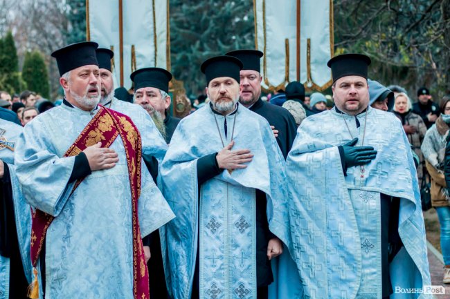 Квіти, сльози і свічки: у День Гідності та Свободи лучани вшанували пам'ять полеглих