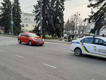 Показали, як автівка збиває у Луцьку жінку на пішохідному переході.ВІДЕО
