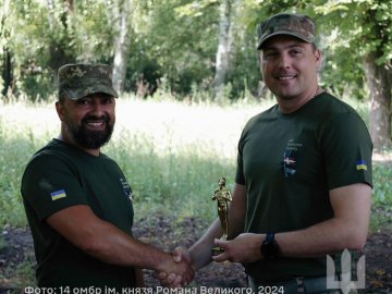 Для воїна 14 ОМБр, який монтує міні-фільми про знищення окупантів, вручили бригадний «Оскар»