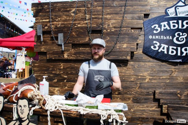 Ковбаски, яких в Україні ще не їли: у Луцьку презентували унікальний продукт Фамільної майстерні «Забіяка&Забіяка»*
