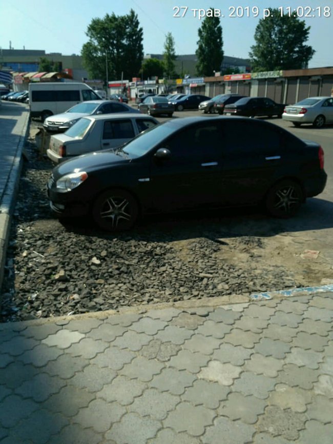 У Луцьку біля ринку після ремонту залишили пошкоджені бруківку та асфальт