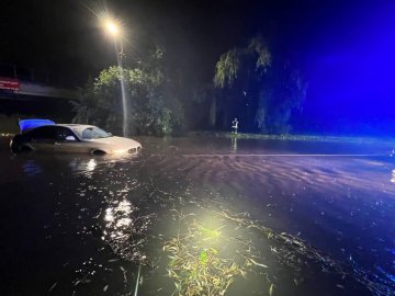 Затоплені вулиці, повалені конструкції і дерева: показали наслідки грози на Волині