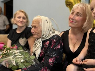 У 100 років довгожителька з Волині не може сидіти без діла