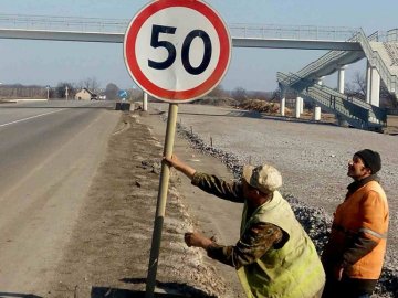 На волинській трасі викрали дорожні знаки