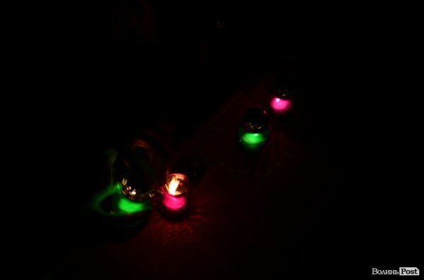 У Луцьку лампадками виклали скорботний хрест. ФОТО