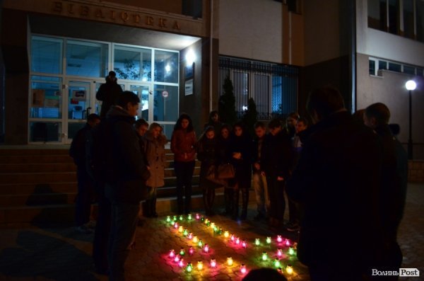 У Луцьку лампадками виклали скорботний хрест. ФОТО