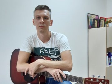 Переселенець з Донбасу вчить волинян грати на гітарі