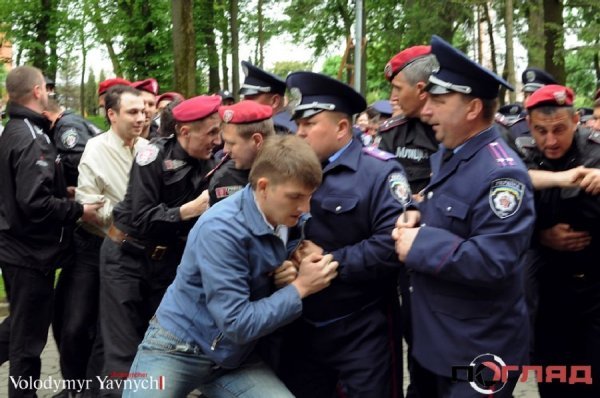 У Тернополі в День Перемоги «скрутили» свободівців. ФОТО. ВІДЕО