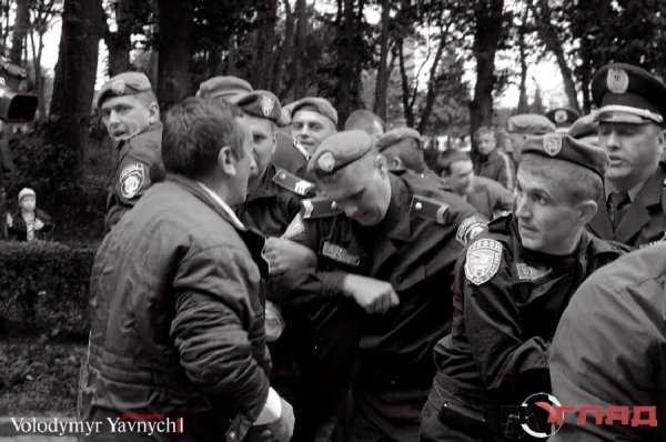 У Тернополі в День Перемоги «скрутили» свободівців. ФОТО. ВІДЕО