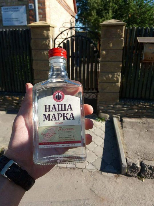 Розливають у пляшки і продають: у Луцьку зловили «сурогатчиків»