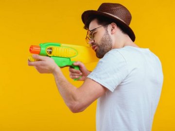 У Гонконзі чоловіки хотіли пограбувати кредиторське бюро з водяними пістолетами