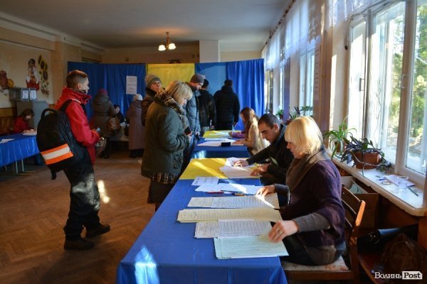 У Луцьку дільниці працюють не без порушень. ФОТО. ДОПОВНЕНО