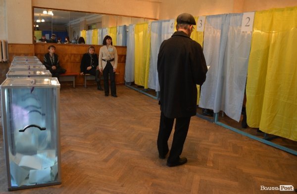 У Луцьку дільниці працюють не без порушень. ФОТО. ДОПОВНЕНО