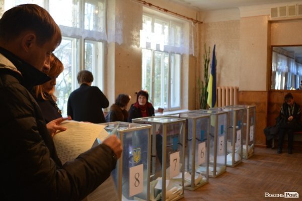 У Луцьку дільниці працюють не без порушень. ФОТО. ДОПОВНЕНО