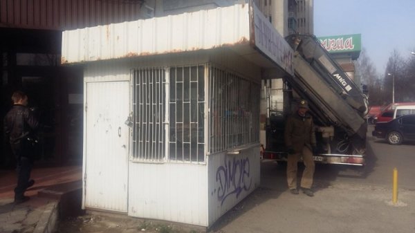 На численні звернення громадян демонтували кіоск «Луцьк преси». ФОТО