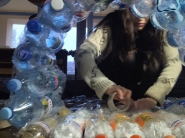 Для безпритульних тварин у Луцьку встановлюють будиночки із пластикових пляшок