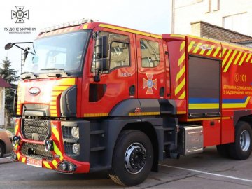 Луцькі рятувальники отримали нове спецавто. ФОТО