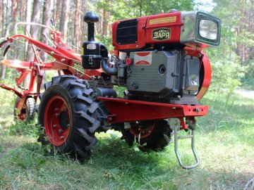 На Волині чоловіка затягнуло в мотоблок: за його життя борються медики