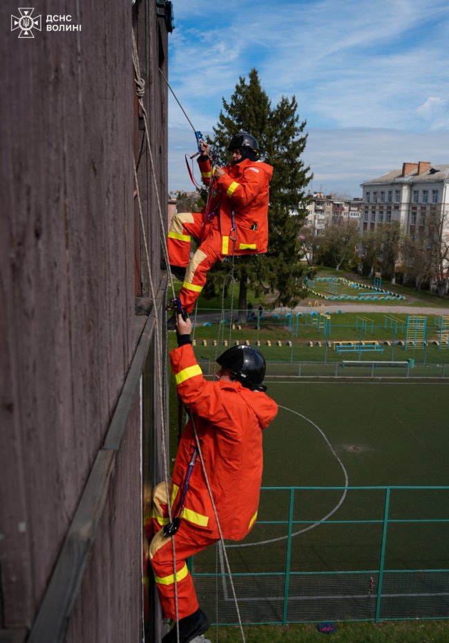 Верхолази з Волині тренувалися рятувати людей на висоті. ФОТО