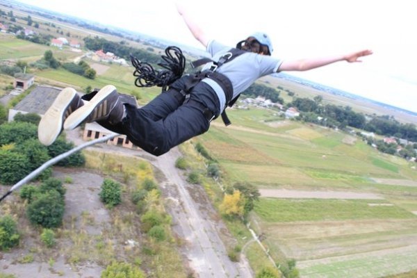 Як у Луцьку стрибали з труби заввишки понад 50 метрів у вишиванках. ФОТО. ВІДЕО