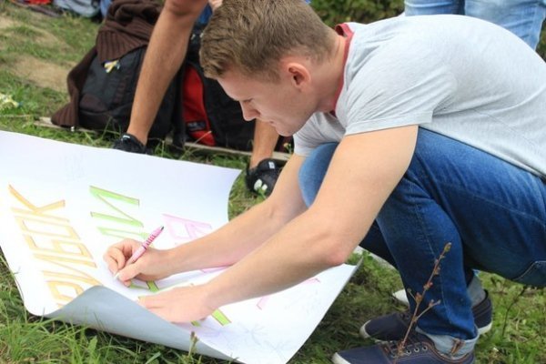 Як у Луцьку стрибали з труби заввишки понад 50 метрів у вишиванках. ФОТО. ВІДЕО