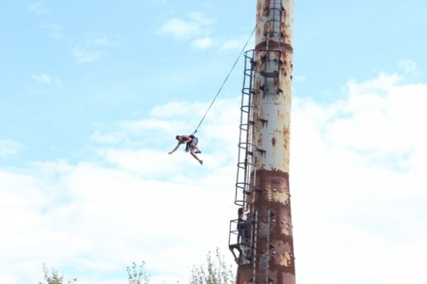 Як у Луцьку стрибали з труби заввишки понад 50 метрів у вишиванках. ФОТО. ВІДЕО