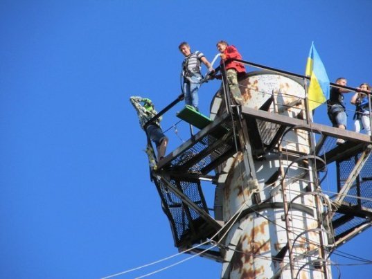 Як у Луцьку стрибали з труби заввишки понад 50 метрів у вишиванках. ФОТО. ВІДЕО
