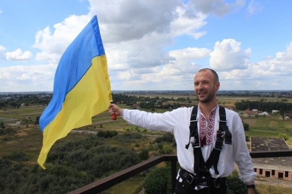 Як у Луцьку стрибали з труби заввишки понад 50 метрів у вишиванках. ФОТО. ВІДЕО