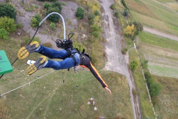 Як у Луцьку стрибали з труби заввишки понад 50 метрів у вишиванках. ФОТО. ВІДЕО