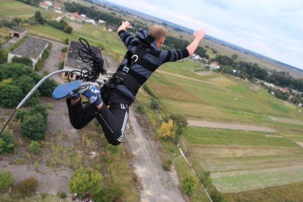 Як у Луцьку стрибали з труби заввишки понад 50 метрів у вишиванках. ФОТО. ВІДЕО