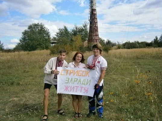 Як у Луцьку стрибали з труби заввишки понад 50 метрів у вишиванках. ФОТО. ВІДЕО