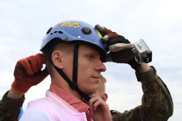 Як у Луцьку стрибали з труби заввишки понад 50 метрів у вишиванках. ФОТО. ВІДЕО