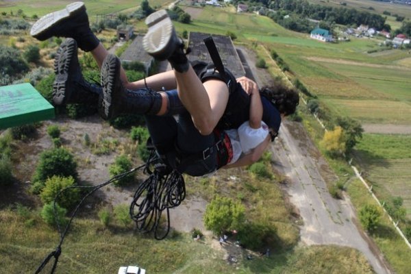 Як у Луцьку стрибали з труби заввишки понад 50 метрів у вишиванках. ФОТО. ВІДЕО