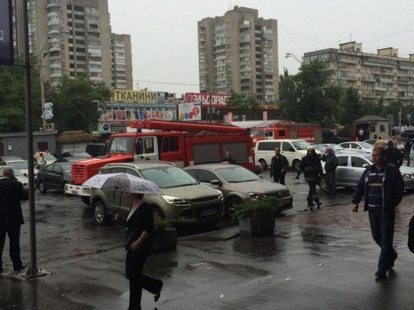 У Києві невідомі громлять готель. ФОТО