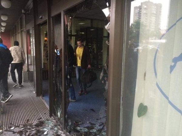 У Києві невідомі громлять готель. ФОТО