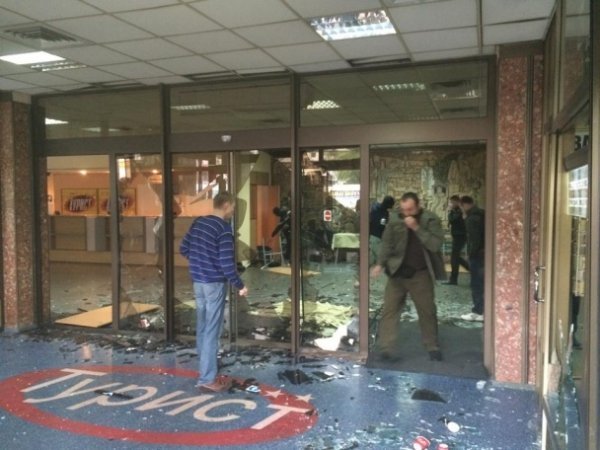 У Києві невідомі громлять готель. ФОТО