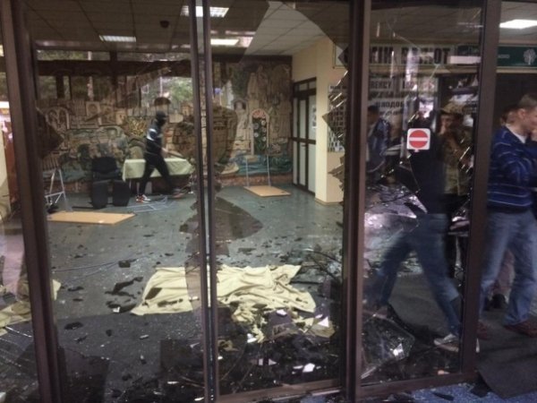 У Києві невідомі громлять готель. ФОТО