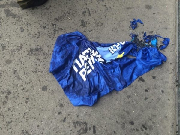 У Києві невідомі громлять готель. ФОТО